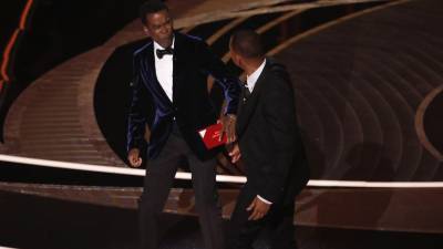 Momento en que Will Smith abofeteó a Chris Rock durante la gala. Foto: EFE