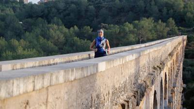 Covi Robles, entrenando en el Pont del Diable con la camiseta del CE Trail Tarraco, que tiene como emblema un lobo. FOTO: Pere Ferré