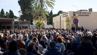 Cientos de personas acuden este mediodía a dar su último adiós a Julen. FOTO: EFE