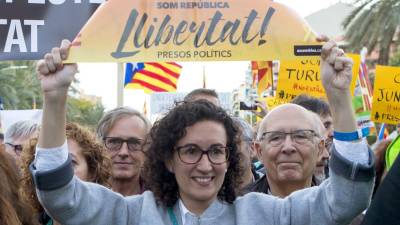 .- La diputada de JXSí Marta Rovira (d) durante la manifestación convocada por la ANC y Omnium en Barcelona para exigir la libertad de Jordi Sánchez, Jordi Cuixart y los miembros del Govern cesados