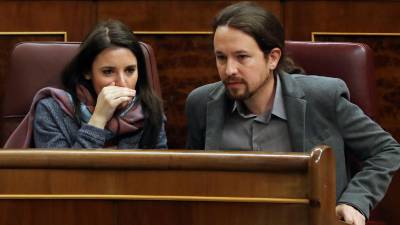 El líder de Podemos, Pablo Iglesias, conversa con la portavoz del partido en el Congreso, Irene Montero