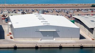 Vista aèria de de la nova nau d'Euroports al Port de Tarragona, on s'emmagatzema pasta de paper. ACN
