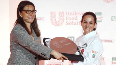 La ganadora del concurso El Mejor Arroz de España, Sara Nicolás (d) recibe premio de la directora de Unilever Food, Àngels Solans (i). FOTO: EFE