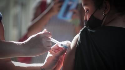 Una chica recibe un pinchazo de la vacuna contra el coronavirus.