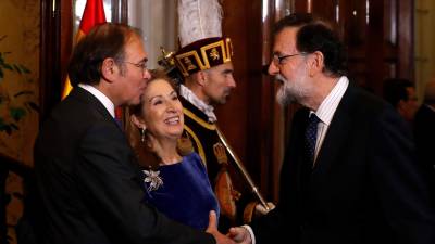 El presidente del Senado, Pío García Escudero (i), y la presidenta de la Cámara Baja, Ana Pastor (c), saludan al presidente del Gobierno, Mariano Rajoy (d). FOTO: EFE