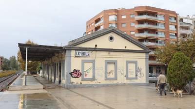 Aspecto actual del edificio de la antigua estación de tren de Cambrils. FOTO: ALBA MARINÉ
