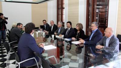 Imagen de la reunión entre representantes del Gobierno y los alcaldes que forman parte del Pacto para las infraestructuras del Camp de Tarragona. ACN