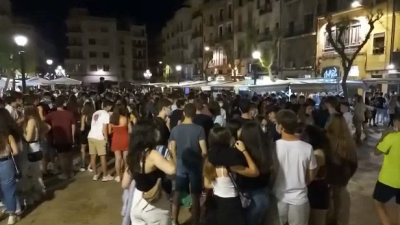 Desalojan 400 estudiantes de una fiesta de madrugada en la plaza de la Font de Tarragona