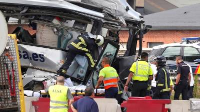 Imagen de los servicios de emergencias trabajando en el lugar del accidente. EFE