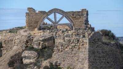 L’arcada, ara reforçada, del castell d’Algars, el seu element més simbòlic. FOTO: JOAN REVILLAS