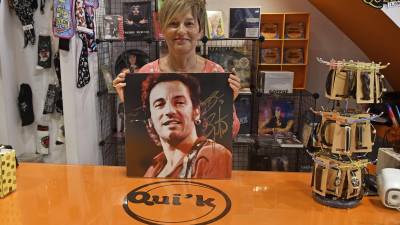 Cori Garriga posa con un vinilo firmado por Bruce Springsteen, al que conoció en persona. FOTO: Alfredo González