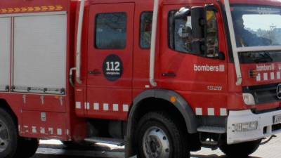 Muere un bombero y tres más resultan heridos en un incendio en Vilanova. Foto: DT