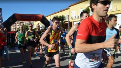 Imatge de la sortida de la Cursa 10 K de la Canonja en l’edició de l’any passat pels carrers del municipi. Foto: cedida