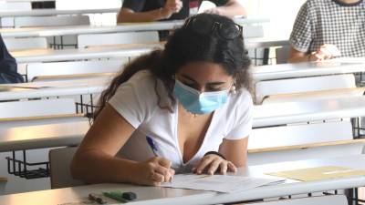Imagen de una de las alumnas que se ha presentado a los examenes de las PAU en el Campus Catalunya de la URV. ACN
