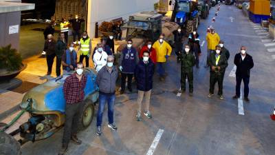 Imagen del grup de pagesos que ha netejat els carrers de Vila-seca. Foto: ACN