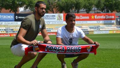 Freixanet y Bastos, posan con la bufanda del CF Reus. Foto: CF Reus
