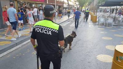 Agentes de la Unidad Canina de la Policía Local de Salou, por Carles Buïgas. FOTO: Aj. Salou