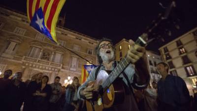 Los c&aacute;nticos no cesaron ayer en la plaza de Sant Jaume, mientras el Govern se reun&iacute;a con ANC y &Ograve;mnium. FOTO: Enric Fontcuberta/EFE