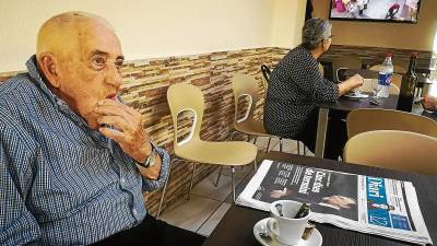 Josep Torres, supervivent de la batalla de l’Ebre, dijous passat al bar Terra Alta de Corbera d’Ebre. Foto: a. caralt