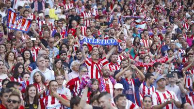 Aficionados atléticos durante el partido de despedida del estadio Vicente Calderón. Foto: EFE