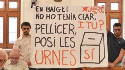Dos jóvenes mostraron una pancarta exigiendo que Carles Pellicer ponga las urnas. foto: Alfredo González