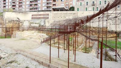 Estructura de acero del Teatre Romà. Una parte de ella, la de la derecha, está llena de palomas. FOTO: Fabián Acidres