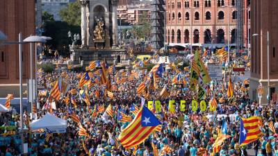 Miles de personas se concentran en la plaza de España de Barcelona durante la manifestación independentista convocada este miércoles por la Asamblea Nacional Catalana (ANC). Foto: ACN