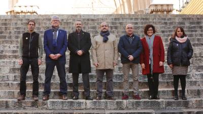 Los candidatos por la demarcación de Tarragona posan en las escaleras de la Catedral. PERE FERRÉ