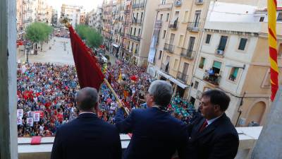 L’alcalde, Josep Fèlix Ballesteros, ha estat rebut amb xiulets per una plaça de la Font plena de gom a gom. Foto: pere ferré