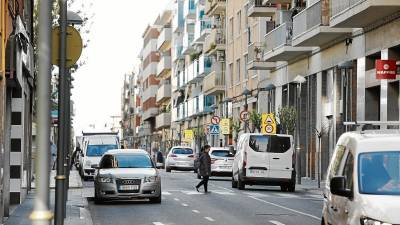 La calle Reial es el eje central del barrio y posiblemente uno de los más degradados. Foto: Pere Ferré