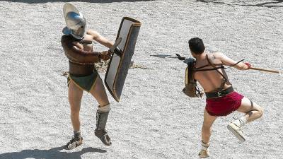 La lucha de gladiadores es una de las citas de Tarraco Viva que cada año reúne a un gran número de público. FOTO: Joan Revillas