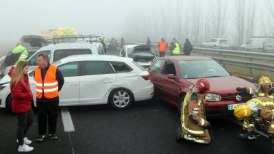 Imatge general de l'accident múltiple a l'A2 al Pla d'Urgell amb diversos vehicles accidentats i afectats i bombers treballant. FOTO: ACN