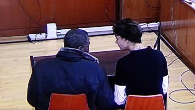 El acusado de matar a Sara en Salou, asistido por una intérprete en el juicio que se hace en la Audiencia de Tarragona.