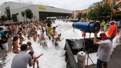 La fiesta de la espuma, como cada año, fue un éxito en las fiestas de la Avinguda d’Andorra. Foto: pere ferré
