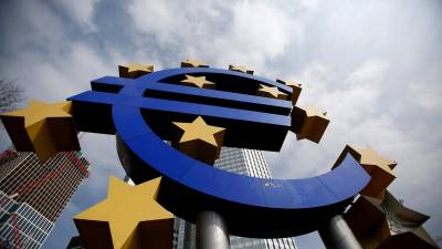 El símbolo del euro delante de la sede del Banco Central Europeo en Francfort. Foto: ACN