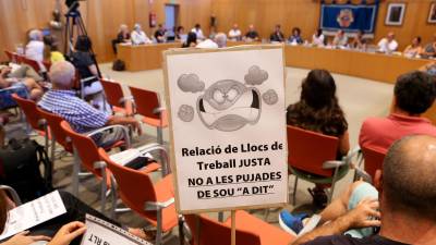 Los trabajadores del Ayuntamiento expresaron su rechazo a la medida acudiendo al pleno de ayer. Foto: A. Mariné