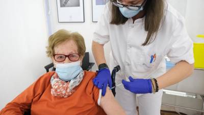 Vacunación a una mujer en el centro Mas Iglesias, de Reus. Foto: Fabián Acidres