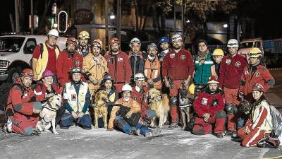 Los integrantes de la Unidad Canina junto a voluntarios del Club de Leones en México. Foto: ONG K-9