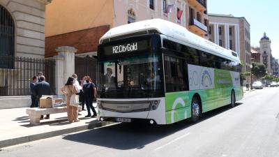 Imatge de l'autobús propulsat per hidrogen verd que recorrerà aquests dies Tarragona. Foto: ACN