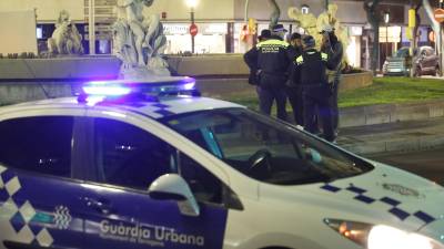 La Guardia Urbana de Tarragona ayer, patrullando por el centro de la ciudad. Foto: Pere Ferré
