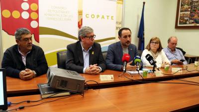 Els responsables del Copate i el Consell Comarcal del Baix Ebre en la presentació del balanç de la campanya contra el mosquit al Delta. FOTO: ACN/Arxiu