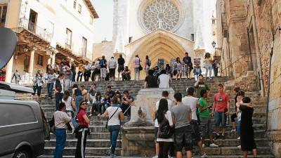 Un grupo de turistas visitando la Part Alta de Tarragona, uno de los principales atractivos de la ciudad. FOTO: DT