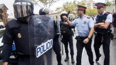 Imagen de archivo de agentes antidisturbios de la Policía Nacional y de los Mossos d' Esquadra frente al Instituto Can Vilumara de L'Hospitalet de Llobregat. FOTO: EFE