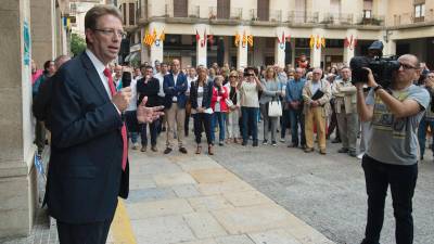 L'alcalde de Tortosa s'ha adreçat aquest matí als assistents a la plaça de l'Ajuntament. Foto. Joan Revillas