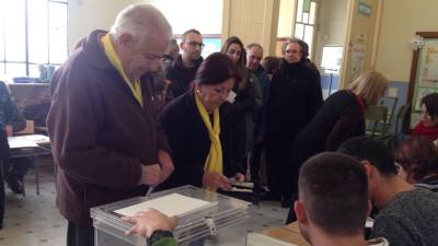 Votantes en uno de los colegios electorales de Reus. Foto: Alfredo González
