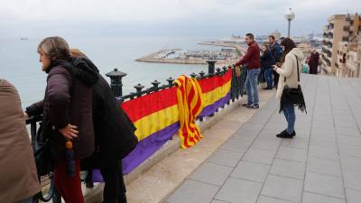Bandera republicana en el Balcó del Mediterrrani. FOTO: Pere Ferré