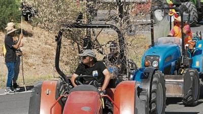 Els pagesos aturant la C-12 amb els seus tractors. FOTO: Joan Revillas