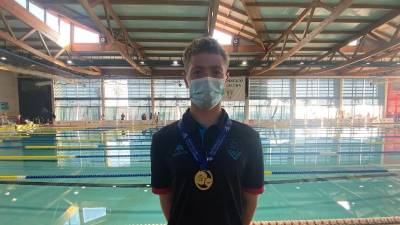 Martí Rosell, con su medalla de oro. Foto: CN Tarraco