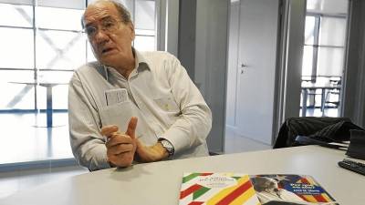 José María Murià, al Diari, amb dos dels seus darrers llibres publicats per Pagès: ‘A Jalisco, per Catalunya’ i ‘Per què en soc?’. foto: pere ferré