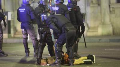 La Policía inmoviliza a un detenido en Tarragona. FABIAŃ ACIDRES